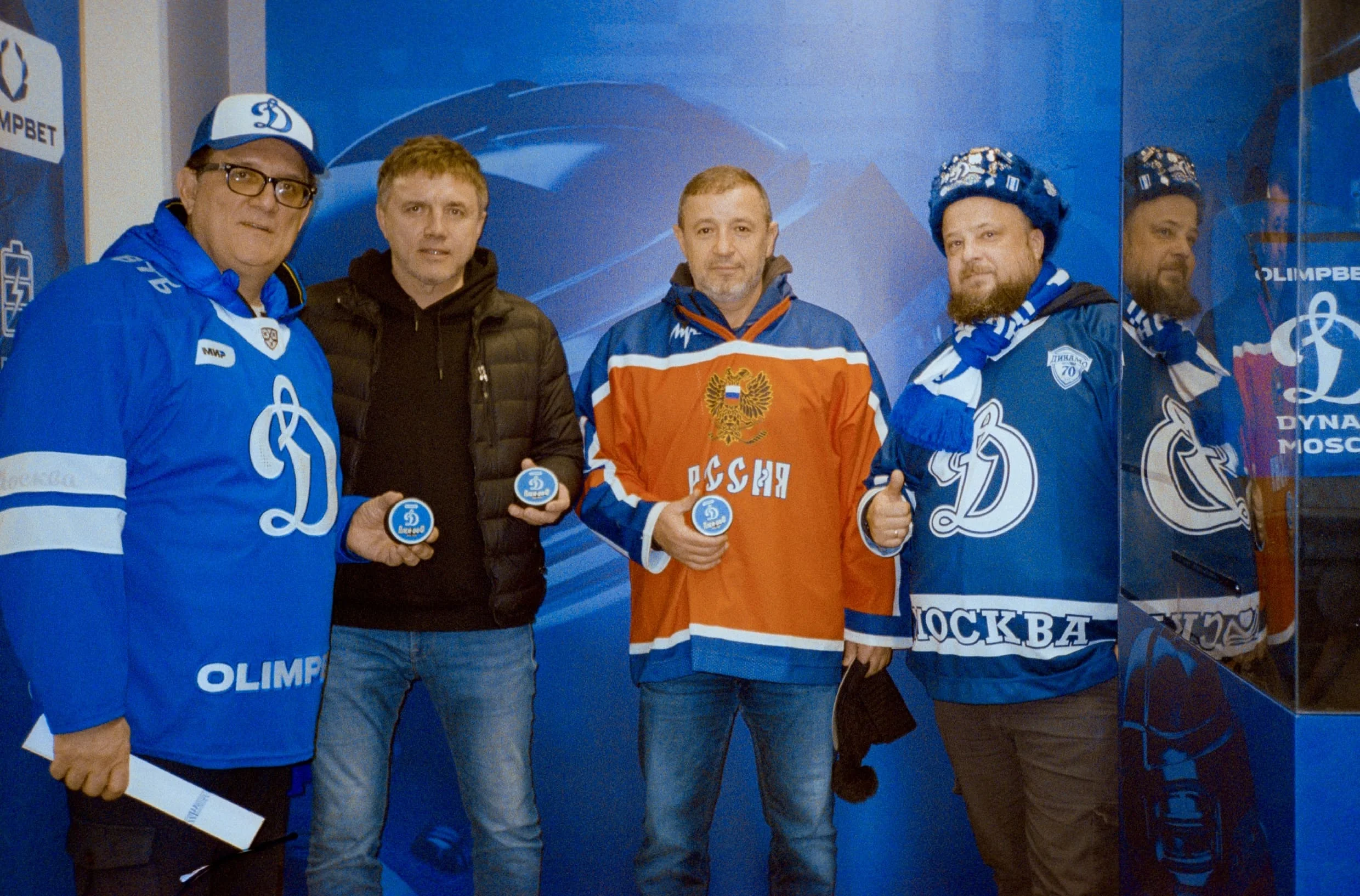 OLIMPBET подарил болельщикам тысячи кастомных шайб OLIMPBET подарил болельщикам тысячи кастомных шайб