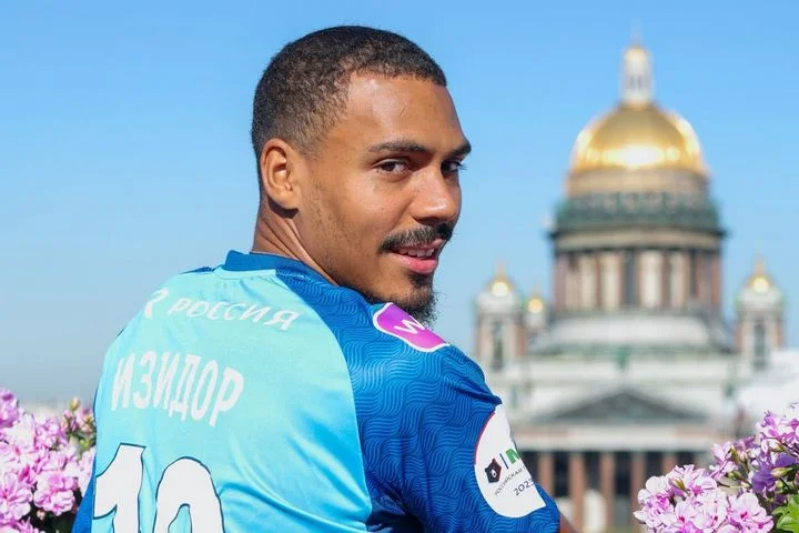 Динияр Билялетдинов об Изидоре: «Зачем нужно говорить: «Я мечтаю уехать в Европу». А потом в итоге остаться в нашей лиге у конкурента» Динияр Билялетдинов об Изидоре: «Зачем нужно говорить: «Я мечтаю уехать в Европу». А потом в итоге остаться в нашей лиге у конкурента»