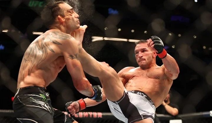 Чендлер нокаутировал Фергюсона ударом ногой в голову на UFC 274 Чендлер нокаутировал Фергюсона ударом ногой в голову на UFC 274