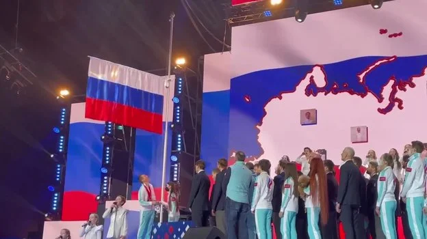 Лыжник Большунов и фигуристка Щербакова подняли флаг России на чествовании олимпийцев Пекина-2022 Лыжник Большунов и фигуристка Щербакова подняли флаг России на чествовании олимпийцев Пекина-2022
