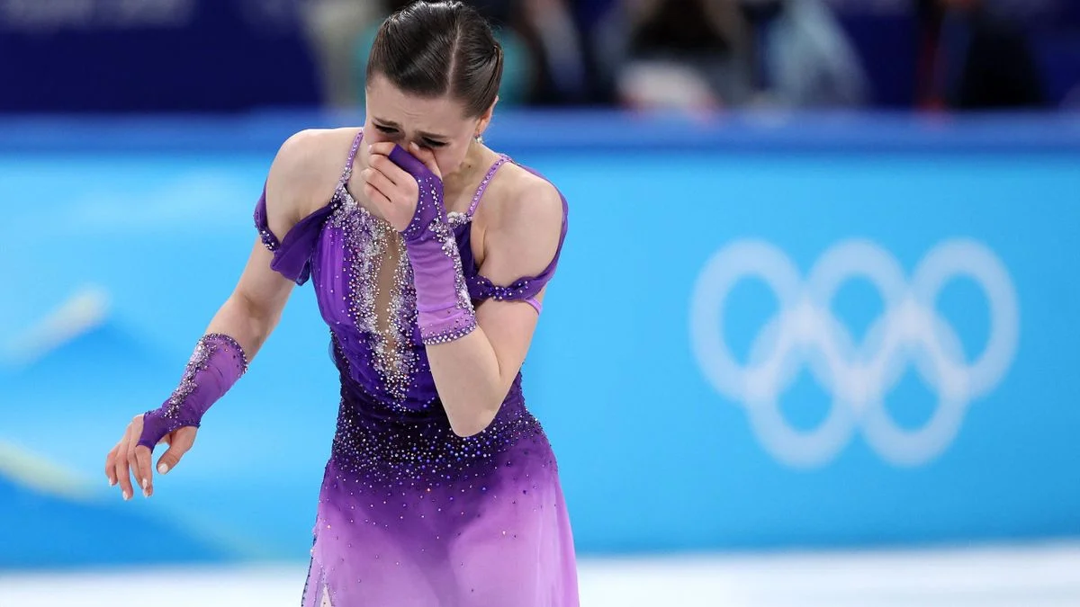 Валиева заплакала после произвольной программы на Олимпиаде, где она дважды упала и не попала на пьедестал Валиева заплакала после произвольной программы на Олимпиаде, где она дважды упала и не попала на пьедестал