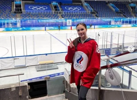 Загитова показала, как болела за сборную России в полуфинале ОИ-2022 против Швеции Загитова показала, как болела за сборную России в полуфинале ОИ-2022 против Швеции