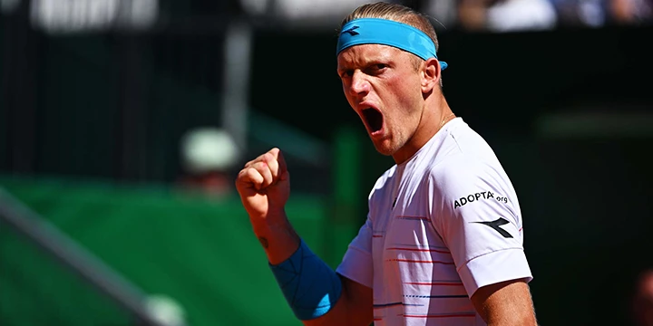 Алехандро Давидович Фокина — Ботик Ван де Зандшульп. Прогноз на матч ATP Лондон (17 июня 2022 года)
Алехандро Давидович Фокина — Ботик Ван де Зандшульп. Прогноз на матч ATP Лондон (17 июня 2022 года)