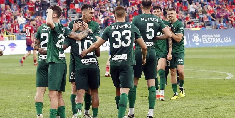 Шленск — Лехия. Прогноз (кф 2.37) и ставки на матч чемпионата Польши (19 июля 2024 года) Шленск — Лехия. Прогноз (кф 2.37) и ставки на матч чемпионата Польши (19 июля 2024 года)